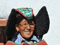 een Ladakhi-vrouw met haar typische hoed (= perak)