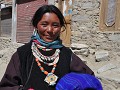 een glunderende nomadenvrouw