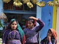 jonge Dhabaria Rabari-meisjes zijn nog kleurig gek