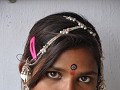 Garasia Jath-meisje met typische orbellen en ketti