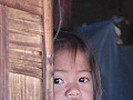 Schuchter kind in Katu-dorp op Bolovenplateau