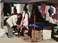 Beenhouwer op de markt van Zaouia-Ahanesal