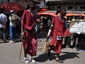 ook de Masai doen hun inkopen op de markt
