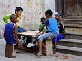 Stonetown : kinderen spelen op de straat 