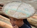 LOLO met traditionele rieten hoed in BAO LAC