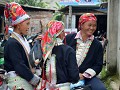 DAO meisjes op de markt van MUONG HUM