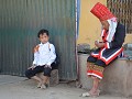 Jong en oud DAO THANH PHAN op een klein marktje, a