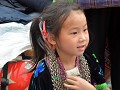 black Hmong-meisje met een overdaad aan sierraden