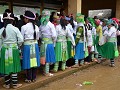 green Hmong meisjes aan't shoppen op de markt van 
