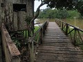 De brug naar de badplaats toe. In het regensezoen 