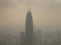 De Petronas Towers in de smog ...