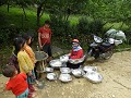 De lokale potverkoper in de bergen