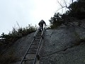 Kasper de ladder op om zijn bestemming te bereiken