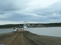 De ferry oversteek van de Peel river