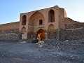 Kamperen in een oude caravanserai op weg naar Yazd