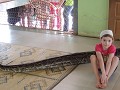 Myrthe met een slangetje bij een pagode