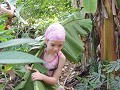 Myrthe dwars door de bananenplantage met de grote 