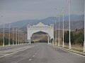 De weg om Ashgabat te verlaten , naar de grens van