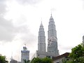 Zicht op de Petronas towers vanuit het zwembad van