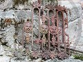 Fr17-02-24-... een smeedwerk afrastring in de kerk