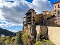 Fr-Sp-Po25-03 -31-Cuenca en de overhangende huizen