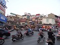 DSC00899 verkeer in Hanoi: rustig oversteken
