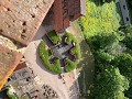 Zicht uit de kasteeltoren op de resten van een and
