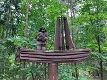 Houtsculptuur in het heksenbos