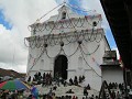 Chichicastenango - de kerk is versierd voor kerstm
