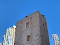 Een historische toren tussen de nieuwe torens…