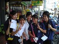 In Chiang Rai werd ik door deze studentes aan een 