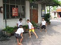 Spelende kinderen bij de tempel met de liggende bo