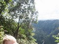 Ilyan bij een zeer diepe waterval