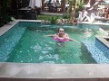 Jenna in het superkleine zwembadje van tony's plac