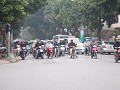 het drukke verkeer in hanoi, vooral de brommetjes 