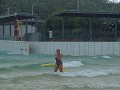 Darwin, golfslagbad, een onweersbui