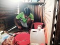 Iban longhouse, Sarawak, Borneo, kip schoonmaken