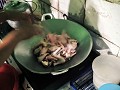 Iban longhouse, Sarawak, Borneo, kippenpootjes bak