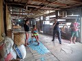 Iban longhouse, Sarawak, Borneo, blaaspijp