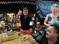 Overdekte etensmarkt met live optreden