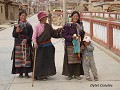 China-Sichuan,Litang: Tibetaanse poserende vrouwen