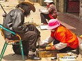 China-Sichuan,Litang: Schoenenpoetster.