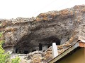 De oude rots woningen in Huttusha