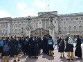 Leerlingen in uniform voor Buckingham Palace