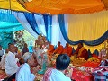 Ceremonie met veel cadeautjes voor de monniken