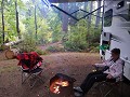 Op elke campsite is een fire pit voorzien voor vuu