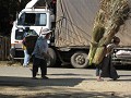 wat een contrast - zware truck versus mankracht