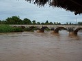 Een stevig brugje tussen Dhon Kohn en Don Deth, we