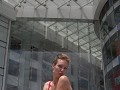 Een foto op een gele bol in Clarke Quai