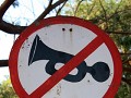 Indische humor : "verboden te claxoneren"